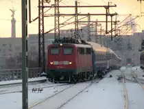 BR 115 114-1 mit einem Zug nach Russland von Bln.-Zoologischer Garten kommend b.d. Einfahrt i.d. Berliner Hbf.. 03.01.2010