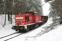 298 334-4 am 07.01.2010 mit offenen Gterwagen auf der Eberswalder Industriebahn bei Km 1,1 auf dem Weg zum Bahnhof Eberswalde.