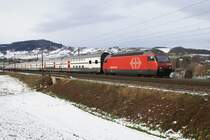 Re 460 088-0 verlsst am 22.12.09 Frick mit einem IC 2000-Pendelzug, allerdings nur mit einem EW IV-Steuerwagen am Schluss.