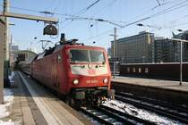 Den Ersatzzug fr den ausgefallenen ICE bernahm ab Frankfurt (Main) die orient rote 120 149-0. (5.1.10)