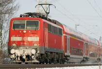 Die vereiste 111 016-2 zieht ihren RE4 im Schnee kurz vor Geilenkirchen am 04.01.2010
