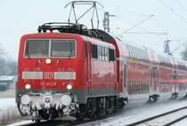 Die vereiste 111 013-9 zieht ihren RE4 in Richtung Geilenkirchen am 04.01.2010