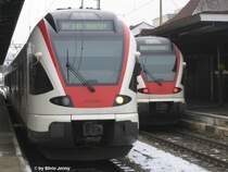 Schnappschuss in Delmont am 7.1.2010. Whrend im Vordergrund der Flirt RABe 522 008-2 als Dienstzug wartet, steht dahinter der RABe 521 008-3. Diese Aufnahme wird aber bald nicht mehr mglich sein. Denn der RABe 522 wird bald in ein RABe 523 ''helvetisiert''