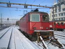 Re 436 112-7 ''Bern'' steht am 7.1.2010 in Thun. Seit die Lok an Crossrail verkauft wurde, wurde sie ihrem eleganten Colani-Anstrich beraubt, und fhrt nun ziemlich kahl rot durch die Gegend, resp. sonnt sich in der Berner Oberlnder Wintersonne.