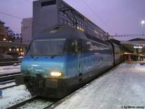 Re 460 002-9 ''Fr's Klima, die Bahn'' steht am 7.1.2010 in Luzern. Anlsslich dem Klimagipfel in Kopenhagen reiste der Umweltminister Moritz Leuenberger mit der Bahn nach Kopenhagen. Um dieses Vorhaben auch laut in den Medien herum zu posaunen lancierte die SBB die sogenannte ''Klimalok'', das einzig positive an dieser misratenen Veranstaltung in Dnemark.