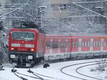 Eine S6, gezogen von 143 597, kommt am 03.01.2010 anmutig um die Kurve am Essener Hbf, wo die Zugfahrt endet.