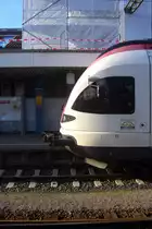 Der Flirt-Kopf in Konstanz, whrend am Bahnhofsturm noch gebaut wird.
26.12.09.