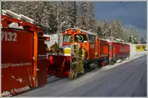 Gem 4/4 802 mit Schleuder xrot 9218 wird dem Schneerumer 9132 auf Sichtdistanz folgen. (12.01.2010)