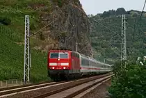 Die Frankfurter 181 220 ist am 9. September 2009 bei Hatzenport unterwegs mit dem IC 332 von Norddeich Mole nach Luxembourg.