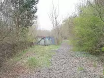 Wohl kurz nach der Wende stillgelegt, liegen hier schon einige Jahre keine Gleise mehr.
Geradeaus erreicht man nach 500m das Messingwerk-Neuwerk (nach 1945 Walzwerk Finow), auf der linken Seite das Einfahrtstor zum Messingwerk-Altwerk (zu DDR-Zeiten NVA-Teilelager) 19.04.2008