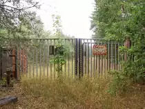 An der Einfahrt II zur Chemischen Fabrik ist auch nur noch ein Tor im Wald brig, mit der Warntafel:  Achtung! Schwenkbereich des Tores nicht betreten, Tor ffnet automatisch 