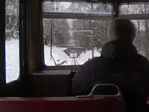 Eine Innenaufnahme in einem Zahnradtriebwagen der Drachenfelsbahn.
Dieses Bild wurde an einem verschneitem Dienstag aufgenommen.