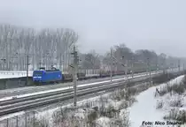 Press 145 023-6 mit einer bunt gemixten Fuhre aus leeren Holztransportwagen auf dem Weg nach Berlin in schnstem Schneetreiben,07.01.10 bei Dallgow-Dberitz