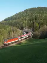 1044-003 am 14.04.2009 mit einem IC Richtung Gloggnitz bei der Apfelwiese bei Eichberg am Semmering