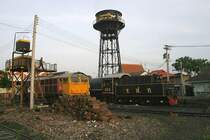 Morgenstimmung im Depot Thon Buri: 3121 wird betankt und 824 wartet betriebsbereit abgestellt auf ihren nächsten Sonderzugeinsatz. 02.Nov.2005