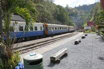 Bf. Khun Tan am 09.J�n.2010. Wenn die B�nke nicht als innovatieves Recycling gelten. Im Hintergrund das Nordportal des Khun Tan-Tunnel. Dieser Tunnel ist mit 1362,10 m der l�ngste Thailands und wurde unter der Leitung der deutschen Ingenieure Eisenhofer und Goette ab 1912 erbaut. Als Emil Eisenhofer 1962 hochbetagt starb, wurde er dort beigesetzt. Das Grab wird auch heute noch gepflegt. 