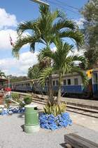 Bf. Khun Tan am 09.J�n.2010. Immer wieder ein Genuss, die liebevoll gepflegten Bahnhofsanlagen in Thailand zu betrachten. Man beachte bloss mal die blau bemalten Steine.