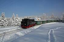 Auf der anderen Seite des Haltepunkts Kretscham-Rothensehma entstand diese Aufnahme des talw�rts fahrenden Zuges mit 99 771.