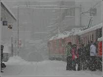Nichts wie weg! Sobald der Zug am 25.12.09 abfahrtbereit in Bahnhof von Arosa stand, wurde er regelrecht von den Fahrg�sten gest�rmt. (Jeanny)