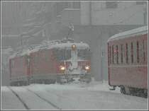 Nach dem Umsetzen, bahnen sich die beiden Loks wieder einen Weg zu ihrem Zug am 25.12.09 im Bahnhof von Arosa. (Jeanny)