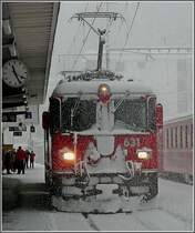 Schwer gezeichnet vom dichten Schneetreiben, durchf�hrt die Ge 4/4 II 631  Untervaz  am 25.12.09 den Bahnhof von Arosa. (Jeanny) 