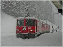 Beim Umsetzen am 25.12.09 bet�tigt sich die Ge 4/4 II 625  Kublis  als Schneepflug im Bahnhof von Arosa. (Jeanny)  