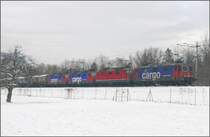 Erwartet habe ich den Railjet, aber wie immer ist er mal wieder zu sp�t und stattdessen kommen unverhofft ein Viererpack Re 4/4 mit einem langen Kesselwagenzug aus Salez �ber die Verbindungsschlaufe bei Sargans. (21.01.2010)