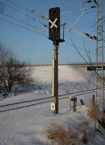 Seidem der Bahnhof Sagard nicht mehr mit einem Fahrdienstleiter besetzt ist sind am Einfahrsignal  A  die Lichter erloschen.Aufnahme vom 23.Januar 2010.