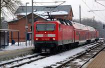 143 930 f�hrt am 24.01.10 eine Sandwich gefahrene RB nach Wittenberg an. Hier erreicht das Sandwich den Bahnhof Burgkemnitz. Gru� an den TF!!!