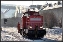 Im Blick gegen die Sonne, scheint sogar die Luft zu gefrieren. 298 306 f�hrt in Richtung R�gendamm. Stralsund am 26.01.10
