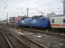 Die Br 120 mit ZDF Werbung im K�lner Hbf am 16.1.10