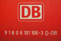 Seitliche UIC Nummer von 101 106-3. Dabei bilden die ersten 4 Zahlen den internationalen Code->  91 : Elektrolokomotiven ab 100 km/h und  80  f�r Deutschland. Die n�chsten Zahlen sind f�r dem nationalen Block.  6101  bildet dabei die Baureihennummer und  106  die Ordnungsnummer. Die letzte Ziffer  3  steht f�r die Pr�ffziffer. Danach kommt nur noch das Land (Unterstrichen) und f�r welches Unternehmen es zust�ndig ist. Das wars. Eigentlich doch ganz einfach. Aber wof�r steht eigentlich die  6  vor der Baureihenbezeichnung 101?