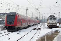 W�hrend sich 109-3 von Scandlines eine Pause g�nnt, muss der RE2 von Berlin Gesundbrunnen nach Cottbus schuften. Hier f�hret er gerade in den Bahnhof von Berlin Lichtenberg ein. 24.01.2010