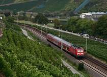 Am 9. September 2009 ist die Trierer 143 825 auf der Moselbahn unterwegs mit der RB 12232 von Koblenz nach Trier. Die Aufnahme entstand zwischen Lehmen und Kattenes.