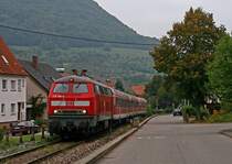 Die sch�nste Ortsdurchfahrt an der Teckbahn befindet sich sicherlich in Unterlenningen, wo die Bahn mitten durch den Ort verl�uft. Nach dem Zwischenhalt beschleunigt die Ulmer 218 196 ihre RB 13953 von Wendlingen (Neckar) nach Oberlenningen akustisch eindrucksvoll dem Zielbahnhof entgegen.