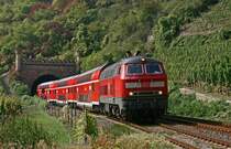 Am 20. September 2009 bef�rdert die Trierer 218 425 bei Bad M�nster am Stein ihre RB 23317 von T�rkism�hle nach Mainz dem Zielbahnhof entgegen. Leider besitzen alle Trierer ZWS-218er die meiner Meinung nach wenig fotogenen Alu-Rahmen.