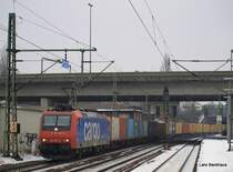 Re 482 007-2 bringt am 23.01.10 einen Containerzu aus Hamburg-Waltershof in den Gbf Hamburg-Harburg. Anschlie�end wird sie mit einer R�ckleistung zur�ck in den Hafen fahren. Aufgenommen bei der Durchfahrt in Hamburg-Harburg.