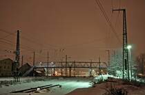 Blick in den Bf Stralsund, das Winterchaos zeigt entsprechende Auswirkungen - keiner kommt zum Dienst/keine Sp�tschicht in Anmarsch - betagte Fu�g�ngerbr�cke zum ehemaligen Bw Stralsund, 11.01.2010