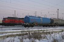 Dieser blaue ERMEWA-Kesselwagen mit der Nr. 33 RIV 80 D-ERMD 795 6 603-4 rollt am Ende eines Kesselwagenzuges durch Angerm�nde. 26.01.2010