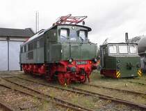 204 011-1 im August 2001 bei einer Fahrzeugausstellung in Weimar.