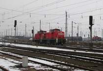 DB 294 668-9 + 363 151-2 als Tfzf Richtung Leipzig, beim warten auf die Ausfahrtsfreigabe in Gro�korbetha Rbf; 21.01.2010