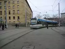 Eine Saarbahn f�hrt die Haltestelle in Saarbr�cken am Hauptbahnhof an. Die Aufnahme des Fotos war am 04.02.2010.