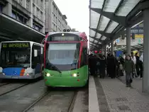 Saarbahn und Bus an der Haltestelle in Saarbr�cken am Hauptbahnhof. Die Aufnahme des Fotos war am 04.02.2010.
