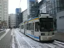 Jena: Stra�enbahnlinie 5 nach Lobeda-Ost an der Haltestelle Ernst-Abbe-Platz.(28.1.2010)