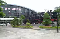 141 206 aufgestellt auf dem Bahnhofsvorplatz von Da Nang am 19.Mai 2008.