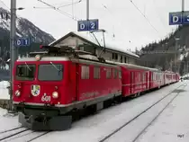RhB - Lok Ge 4/4 601 vor einen Extrazug f�r Rodler in Berg�n am 01.01.2010 .. Foto wurde aus dem Fahrende Zug hinaus Gemacht ..  15:52:46, Belichtungsdauer: 0.005 s (10/2000) (1/200), Blende: f/5.6, ISO: 100, Brennweite: 4.60 (46/10)

