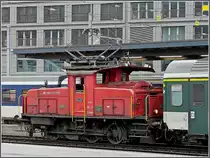 Wie eine richtig gro�e Lok, zieht die Ee 3/3 16428 am 23.12.09 eine Wagengarnitur durch den Bahnhof von Chur. (Jeanny)
