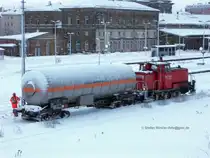 363814 beim Rangieren vor dem altehrw�rdigen Empfangsgeb�ude des Hofer Hauptbahnhofs, 03.02.2010.