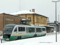 VGB Desiro von Schwandorf nach Hof bei der Ausfahrt aus Bf. Oberkotzau vor dem EG und dem Stw. 4.02.2010 .Das grosse Empfangsgeb�ude ist komplett leer, keine Schalterhalle offen, alles verbrettert und dem Untergang geweiht. Schlimm. Bei dem Anblick kam mir der Gedanke dass die DB AG wie die alte DDR ist, bzw. wohl deren Weg gehen wird. Alles wird niedergewirtschaftet und �berall rausgezogen wegen des geplanten B�rsenganges. Dann, sp�ter, wird man sich wohl �bernehmen lassen und jemand anderes darf den Wiederaufbau teuer und bitter bezahlen...... Der geneigte Leser m�ge mal dar�ber nachdenken...