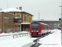 612er auf dem Weg nach Hof durchf�hrt den Bf. Oberkotzau auf dem mittleren der noch 3 Gleise (waren fr�her mehr) auf dieser Seite. Links vom EG des Keilbahnhofs liegt das Streckengleis mit Bahnsteig Richtung Selb. Foto vom 4.02.2010.